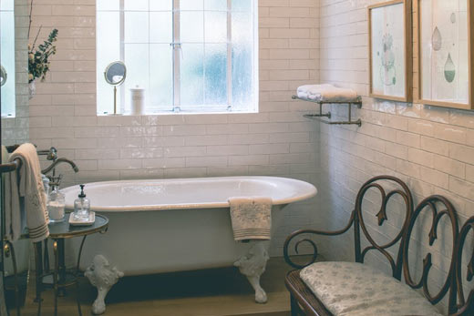 A Vintage-Looking Bathroom in Petite-Patrie  - TBL Construction