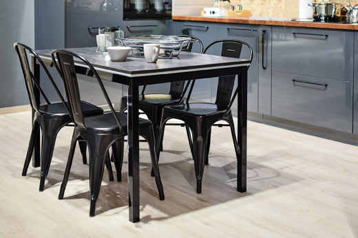 Table moderne dans une cuisine à Saint-Hyacinthe - TBL Construction