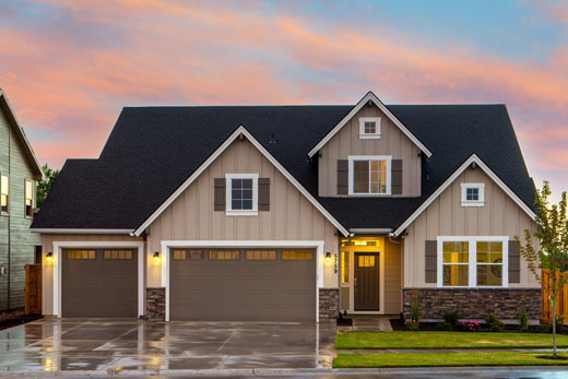 Revêtement sur une maison avec deux garages à Pointe-Calumet - TBL Construction