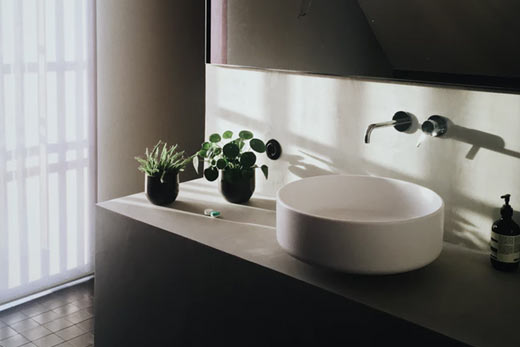 Un lavabo moderne dans une salle de bains sur le Plateau Mont-Royal - TBL Construction