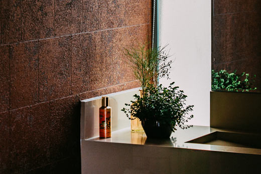 Une salle de bains avec une texture intéressante dans Parc-Extension - TBL Construction