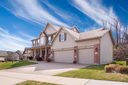 Belle photo d'une maison neuve avec 2 garages à Deux-Montagnes - TBL Construction