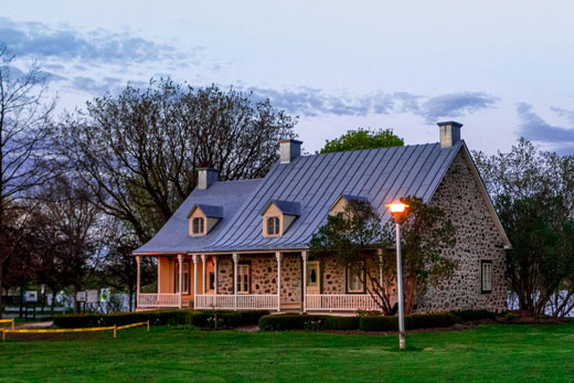 Revêtement de pierre sur une superbe maison ancestrale à Lévis - TBL Construction